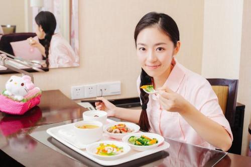 青青草成人在线廠家月子餐是指分娩期間產後母親的餐點